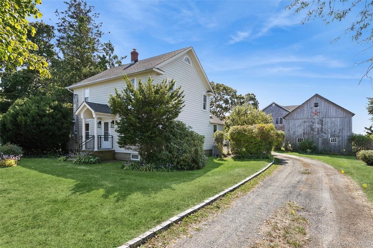 335 335 Herricks Lane - Photo 3 of 17