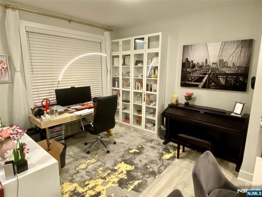 237 Lincoln Ave - Photo 4 of 11