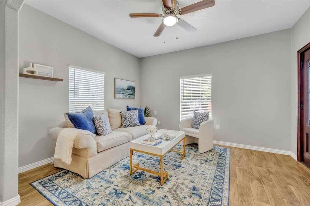 925 S Brighton Ave - Photo 5 of 24