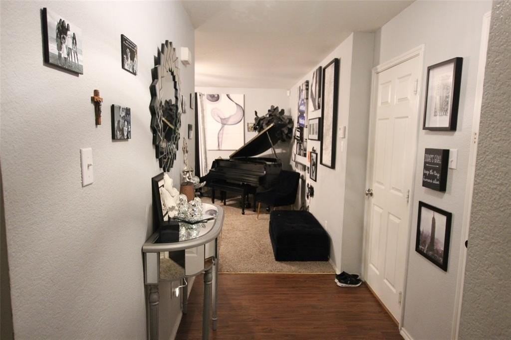 2841 Bluffs Ct - Photo 4 of 10