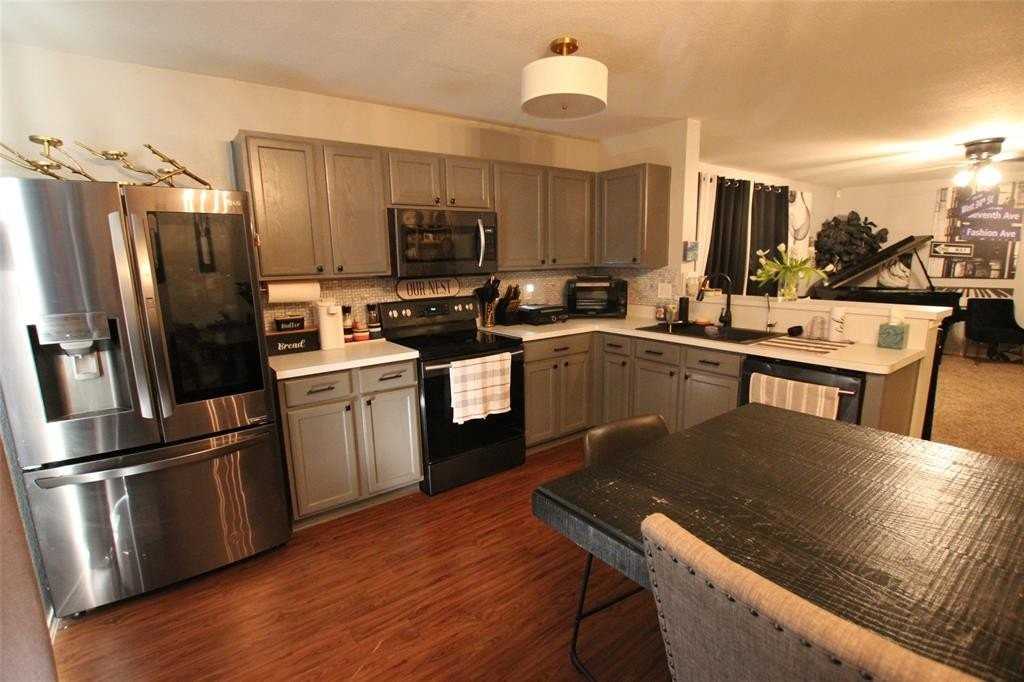 2841 Bluffs Ct - Photo 5 of 10