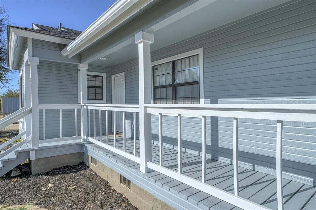 208 Maple St - Photo 4 of 32