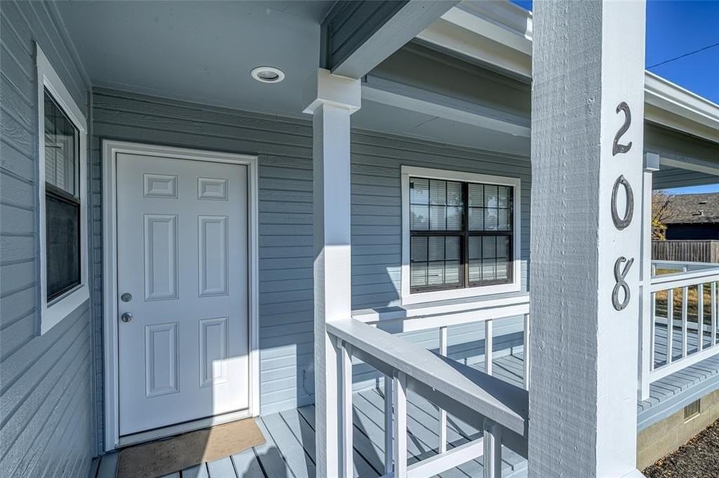 208 Maple St - Photo 5 of 32