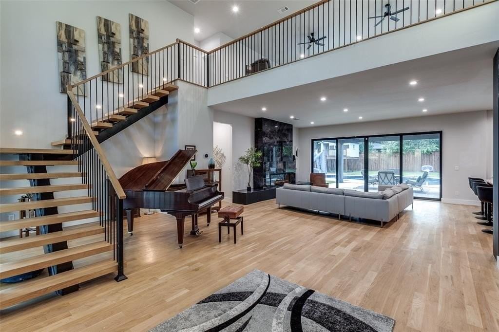 13693 Peyton Dr - Photo 3 of 38