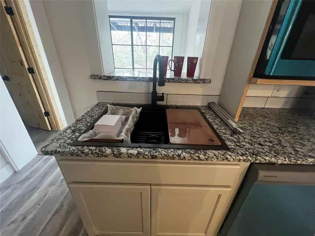 208 Cliffdale Avenue - Photo 5 of 30