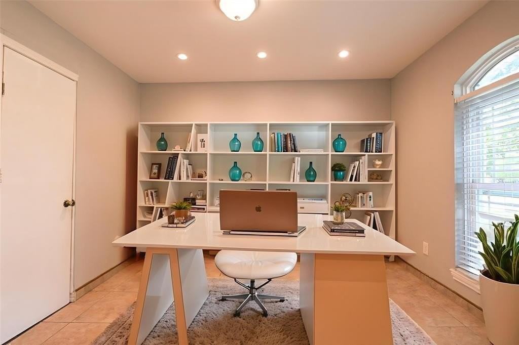 815 Valleycreek Rd - Photo 7 of 31