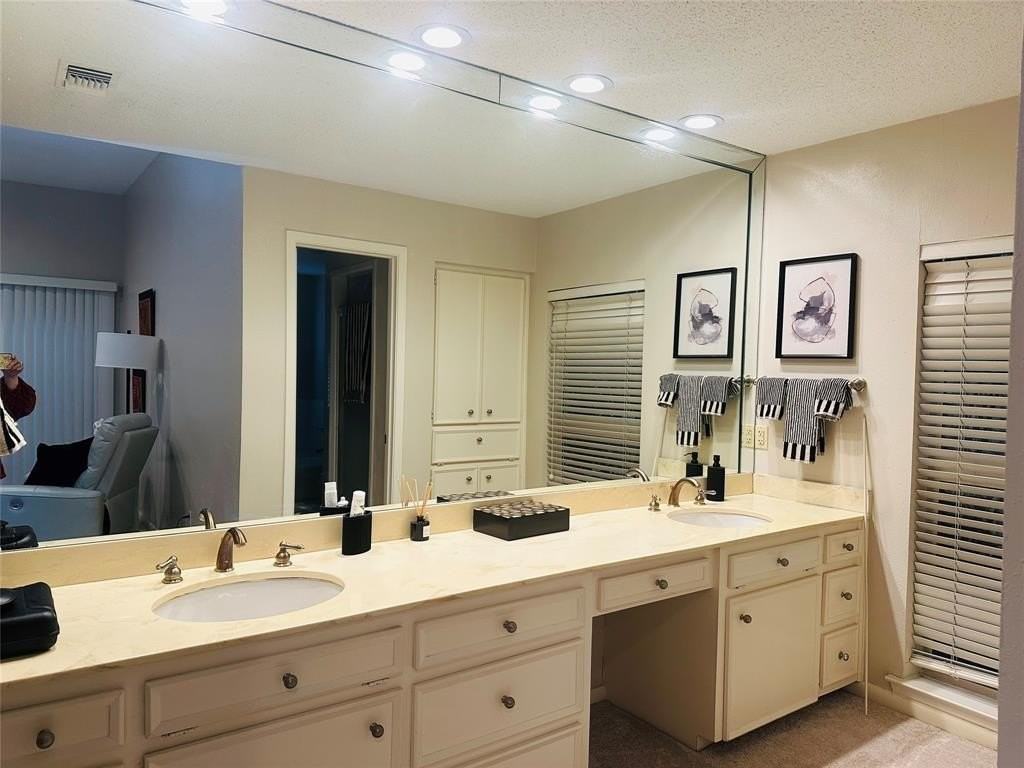 7120 Teakwood Dr - Photo 3 of 16