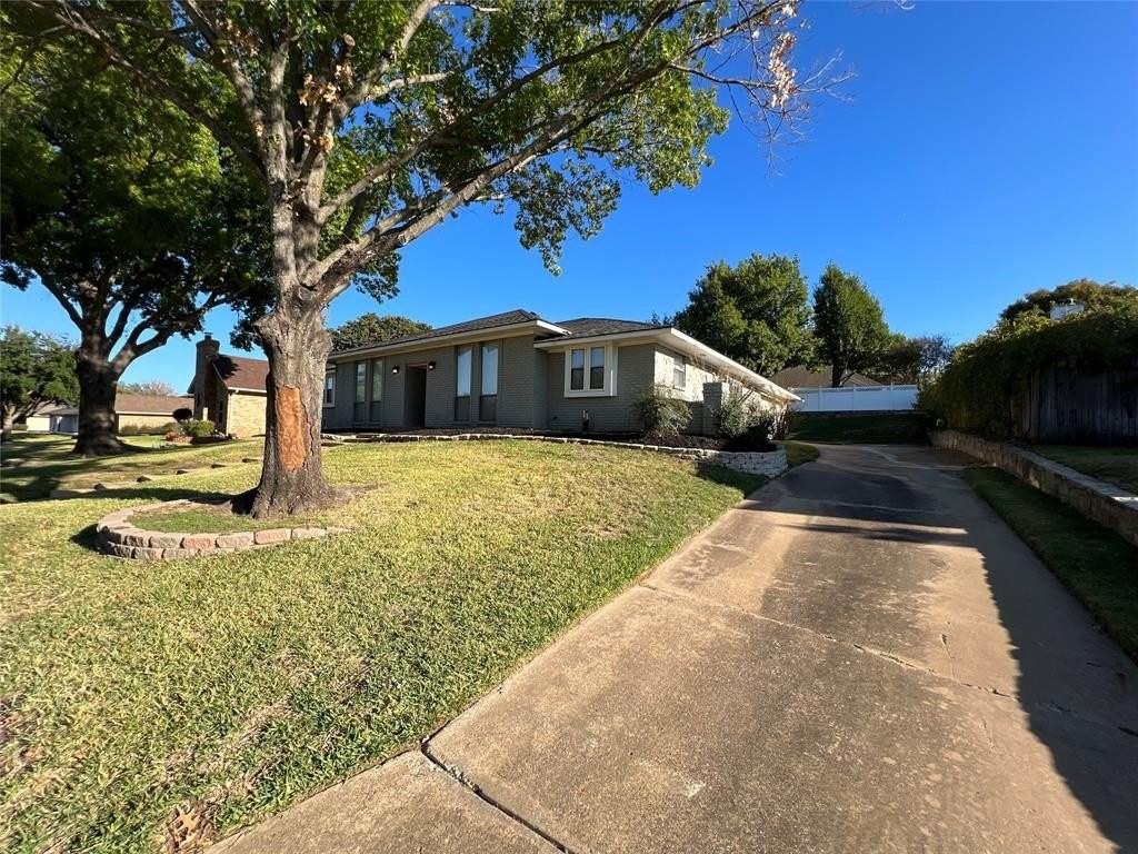 1108 Berkshire Ct - Photo 2 of 36