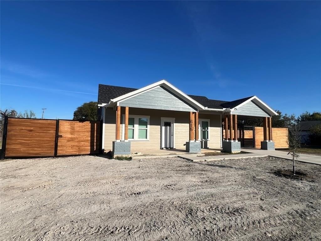 615 Luxton St - Photo 2 of 26