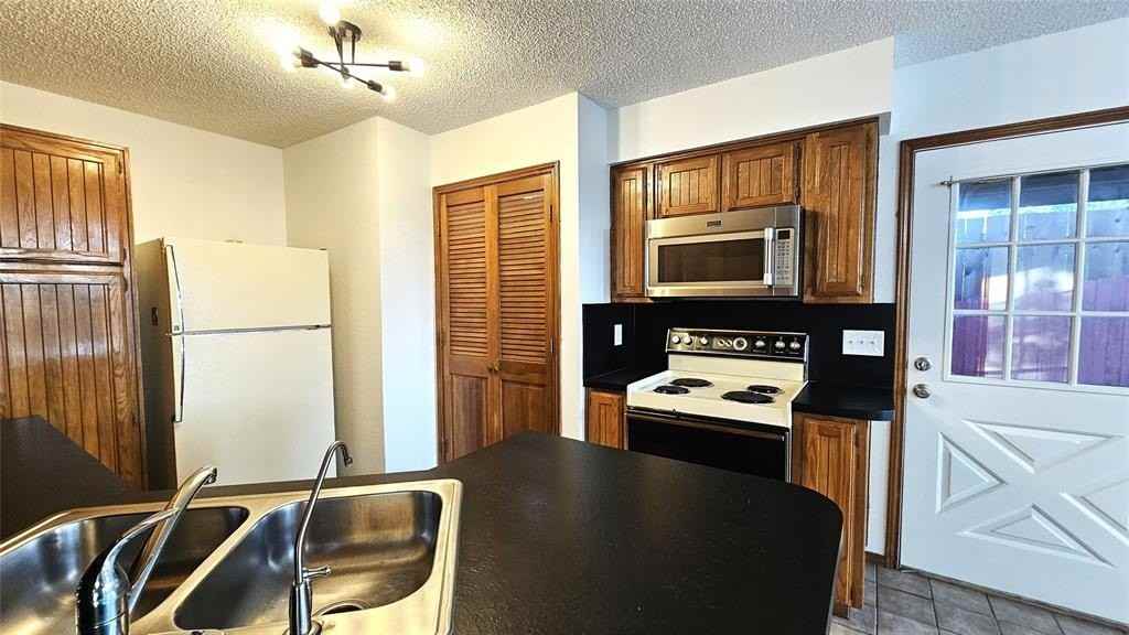 1700 Kendolph Dr - Photo 7 of 40