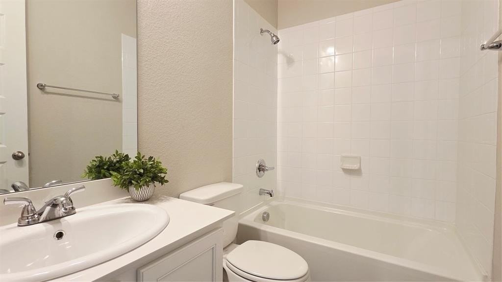 1922 Renwick Dr - Photo 6 of 25