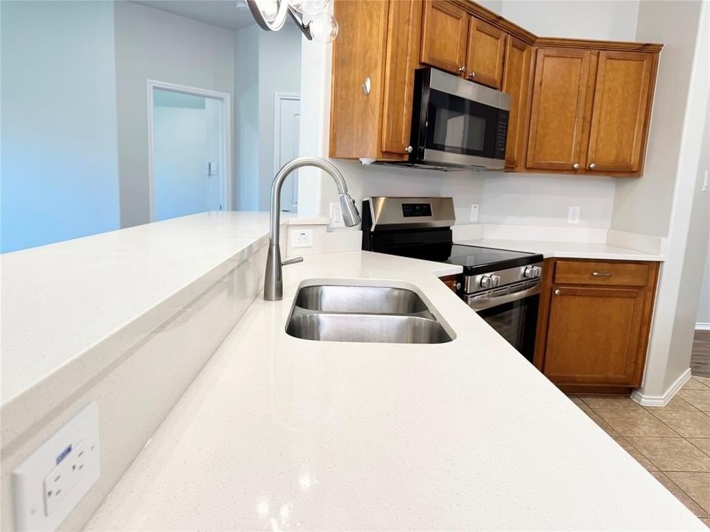 1108 Sandalwood Rd - Photo 7 of 39