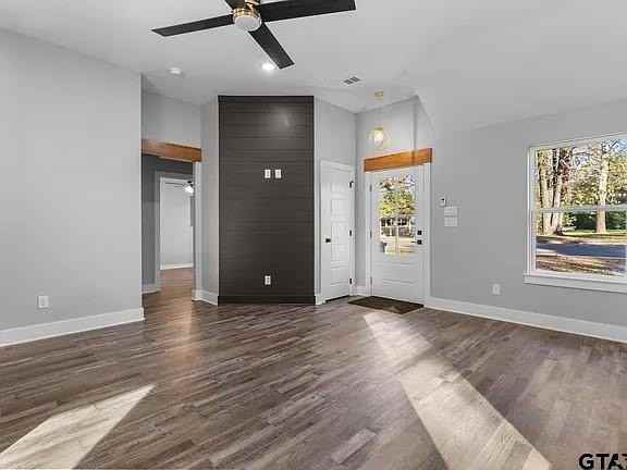 1204 Poplar St - Photo 2 of 7