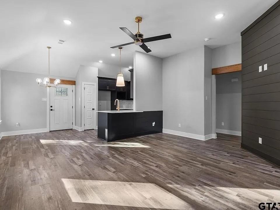 1204 Poplar St - Photo 3 of 7