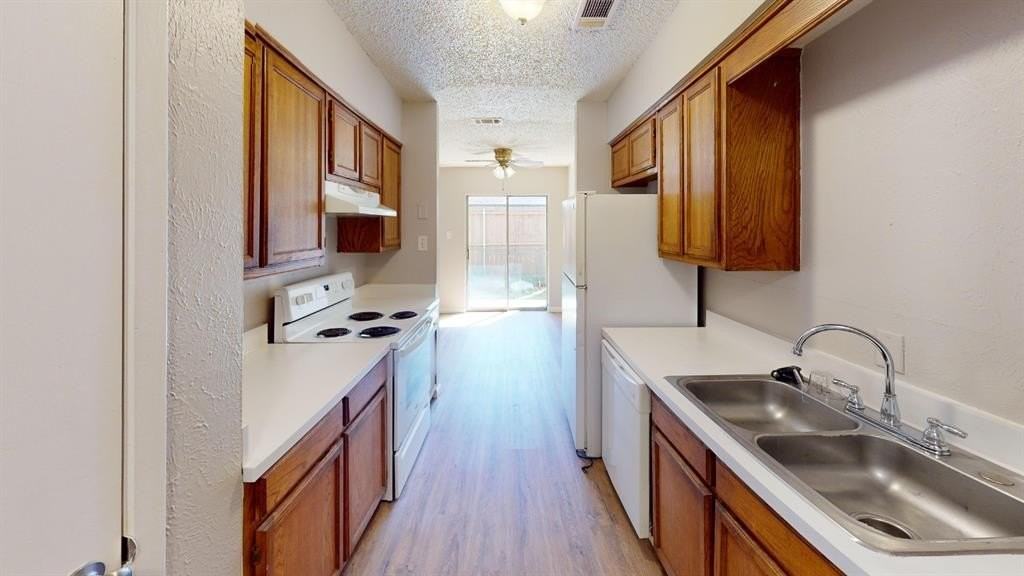 722 Prairie Creek Dr - Photo 2 of 11