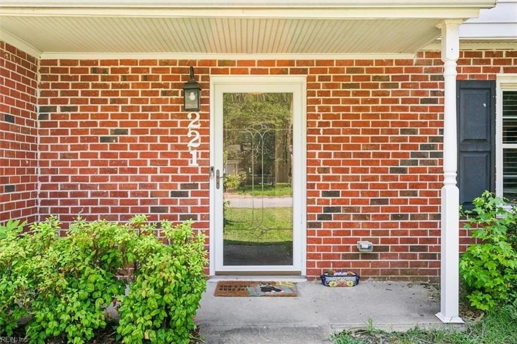 221 Commodore Dr - Photo 4 of 42