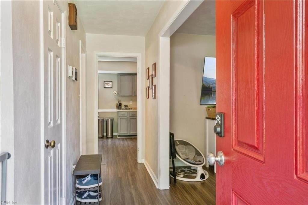 221 Commodore Dr - Photo 6 of 42