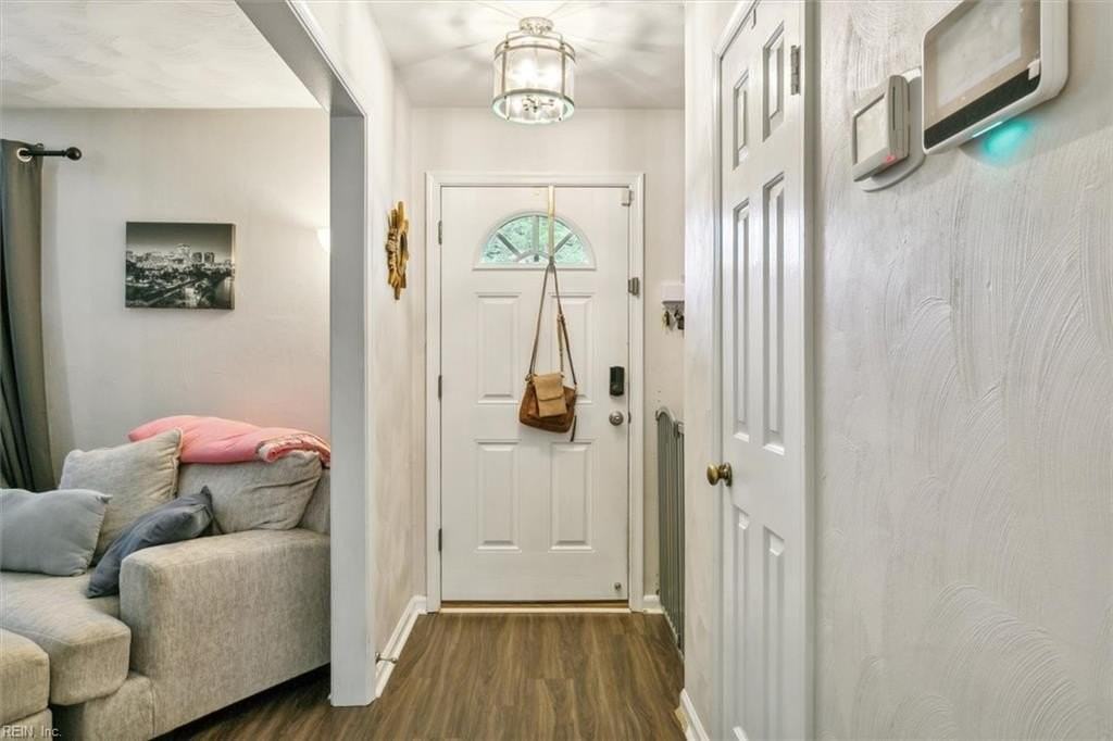 221 Commodore Dr - Photo 7 of 42