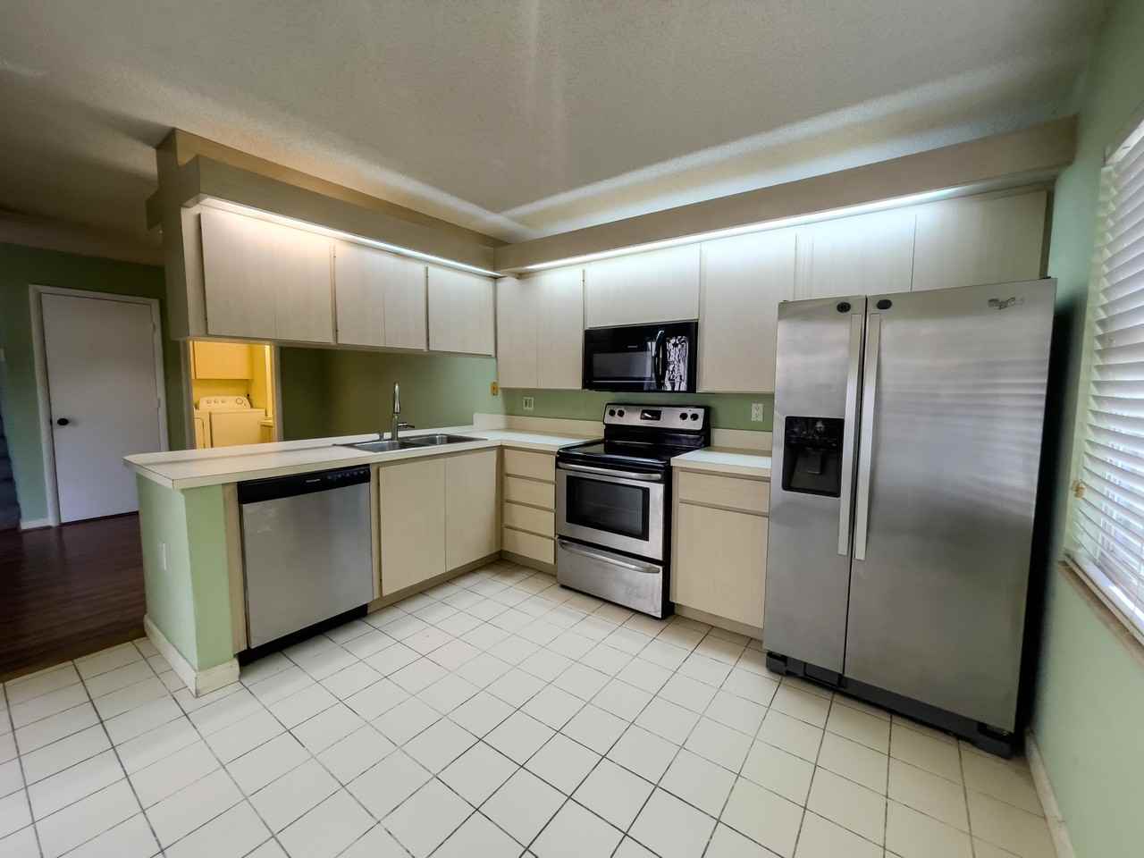 27 Clinton Ct #D - Photo 7 of 32