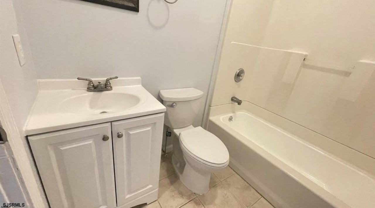 222 S Rhode Island Ave - Photo 6 of 9