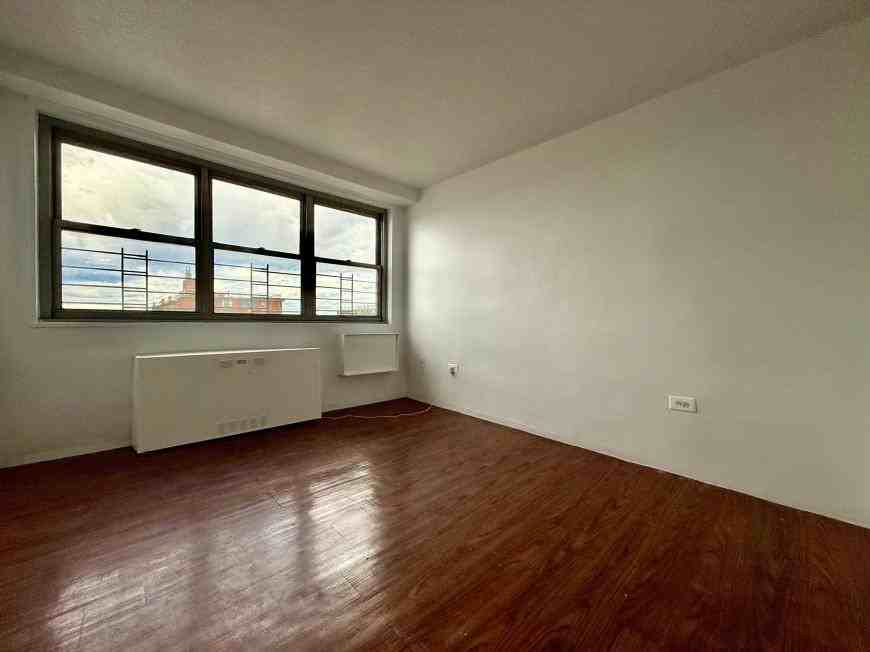 880 Boynton Ave - Photo 5 of 10