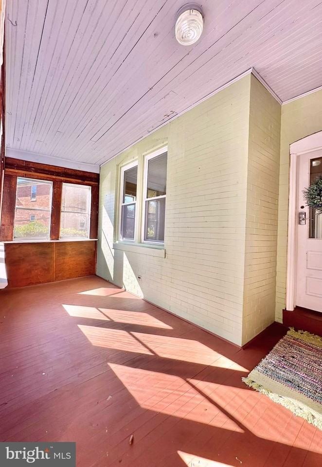 205 Mohawk Avenue - Photo 4 of 27