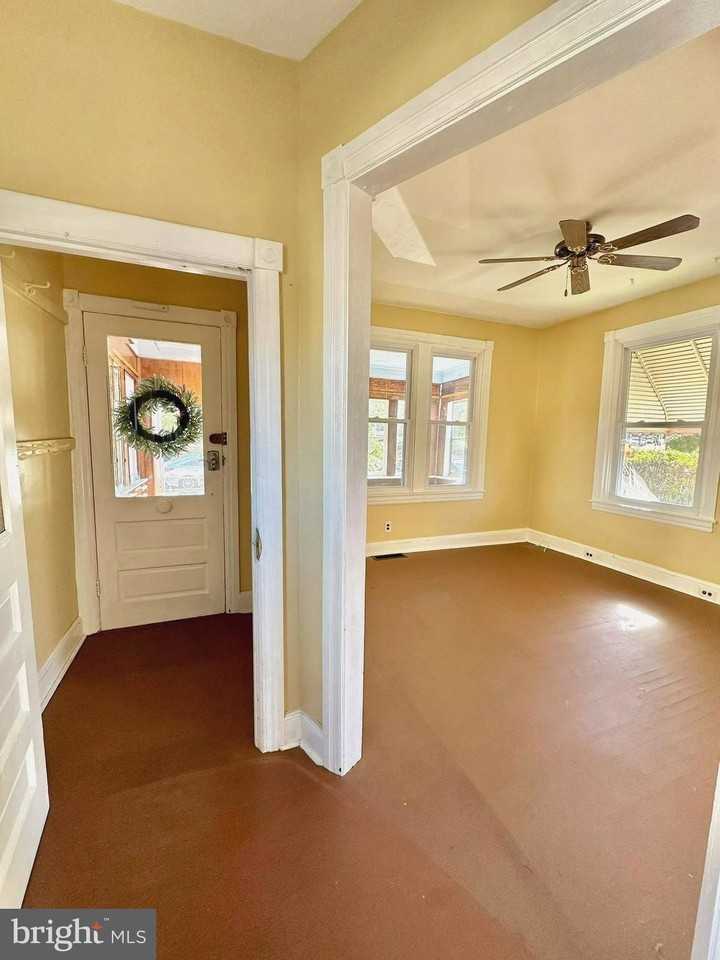 205 Mohawk Avenue - Photo 5 of 27