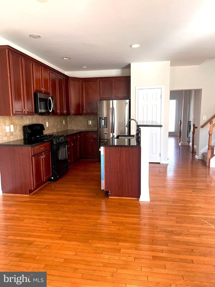 25205 Larks Terrace - Photo 2 of 28