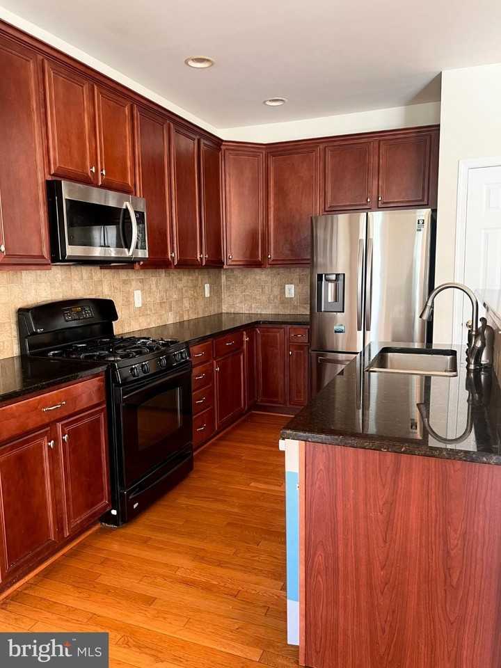 25205 Larks Terrace - Photo 4 of 28