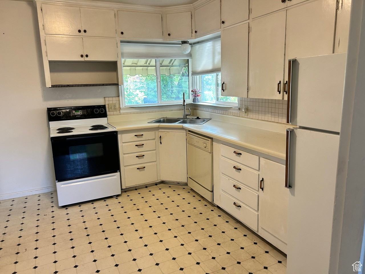 3580 Van Buren Ave - Photo 7 of 17