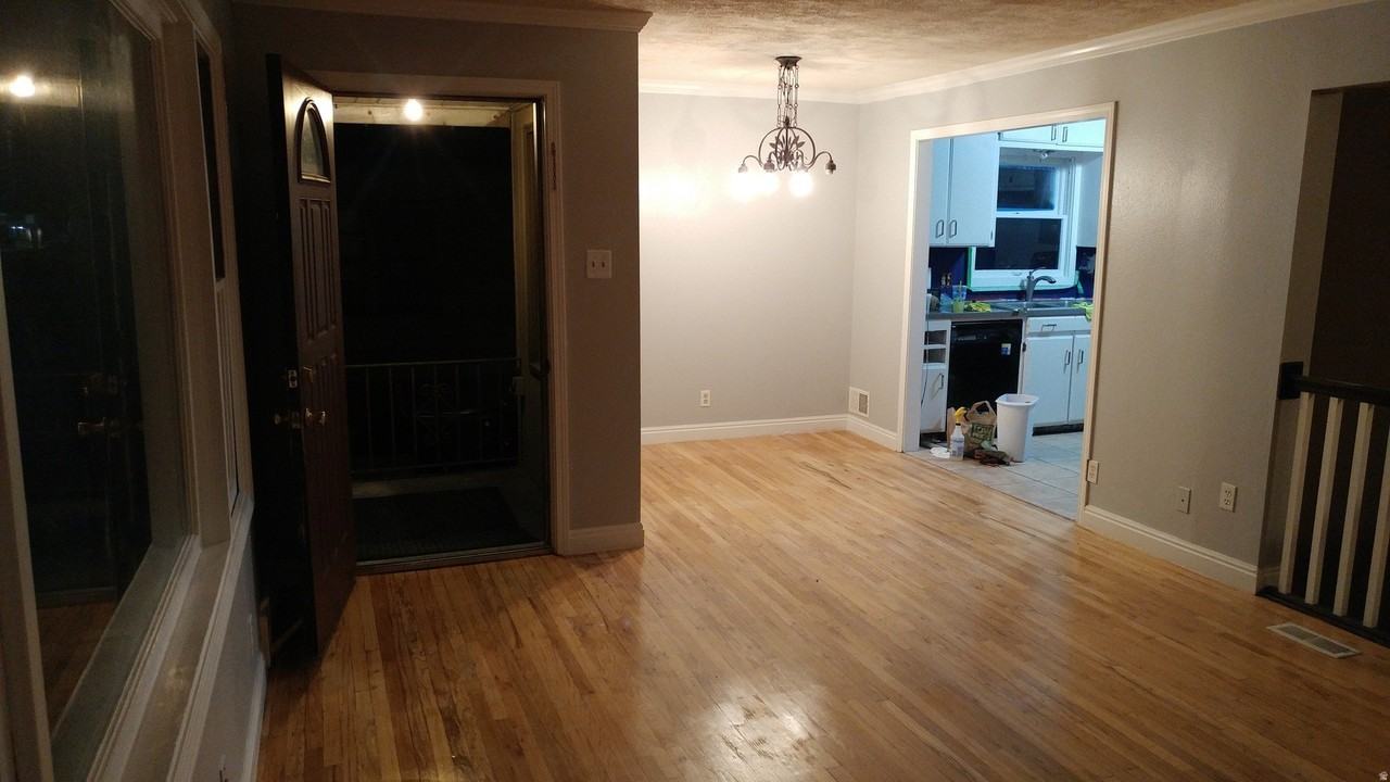 755 E 100 N - Photo 3 of 31