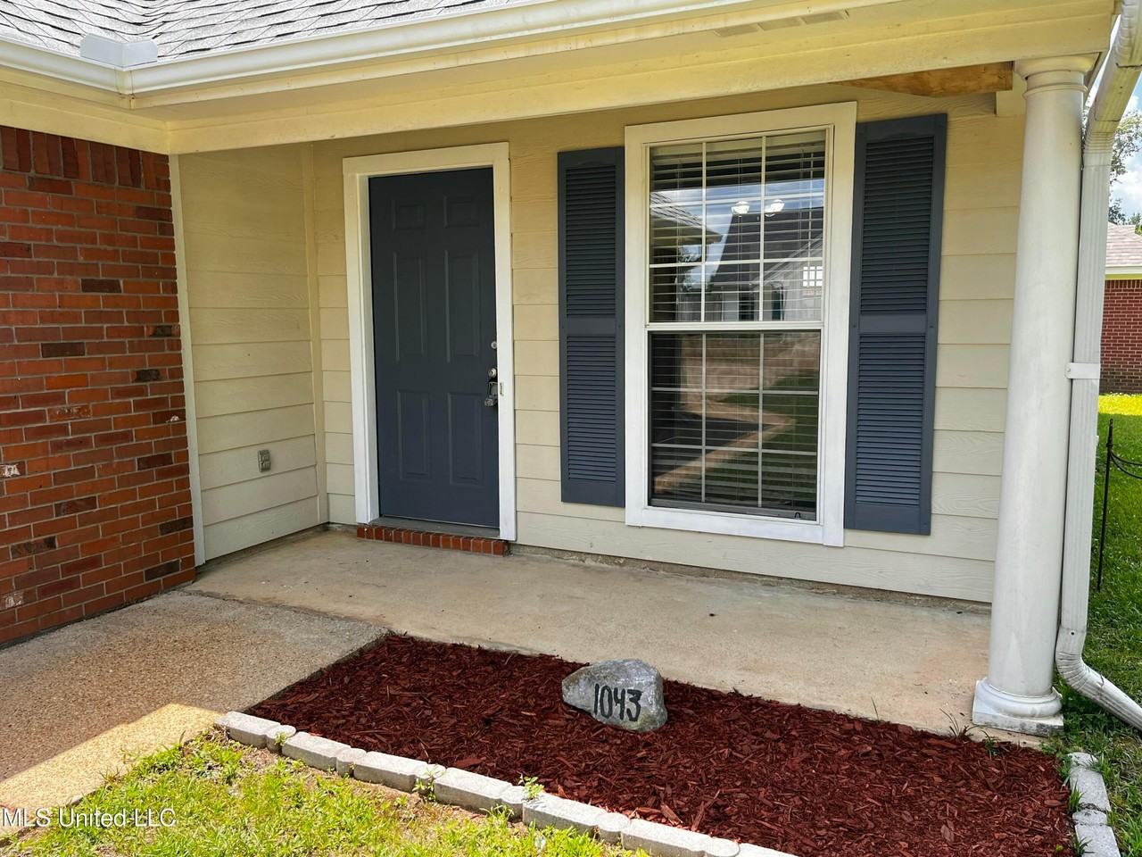 1043 Spanish Oak Boulevard - Photo 2 of 34