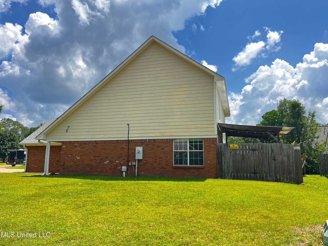 1043 Spanish Oak Boulevard - Photo 3 of 34