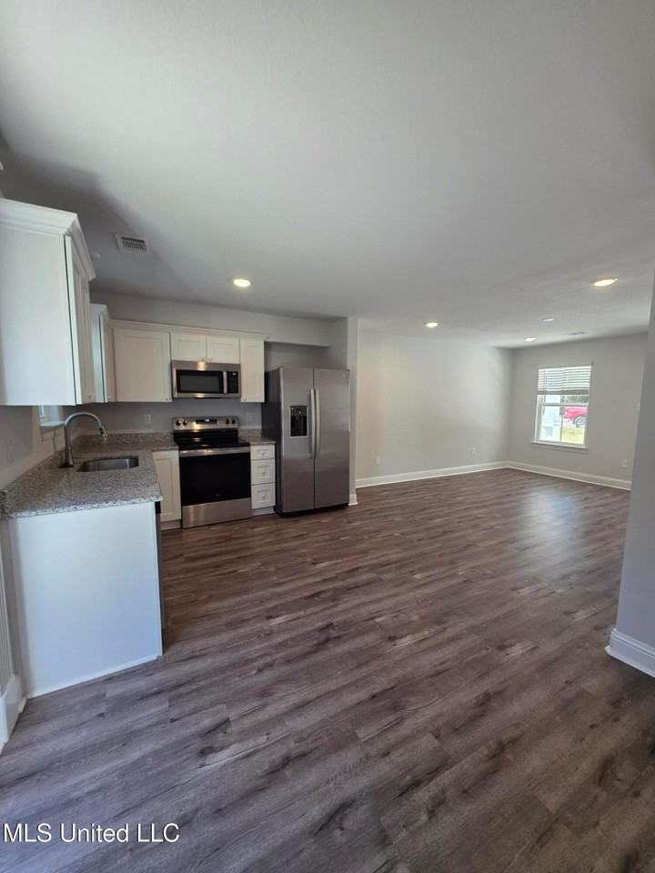 13374 Gorman St - Photo 4 of 10