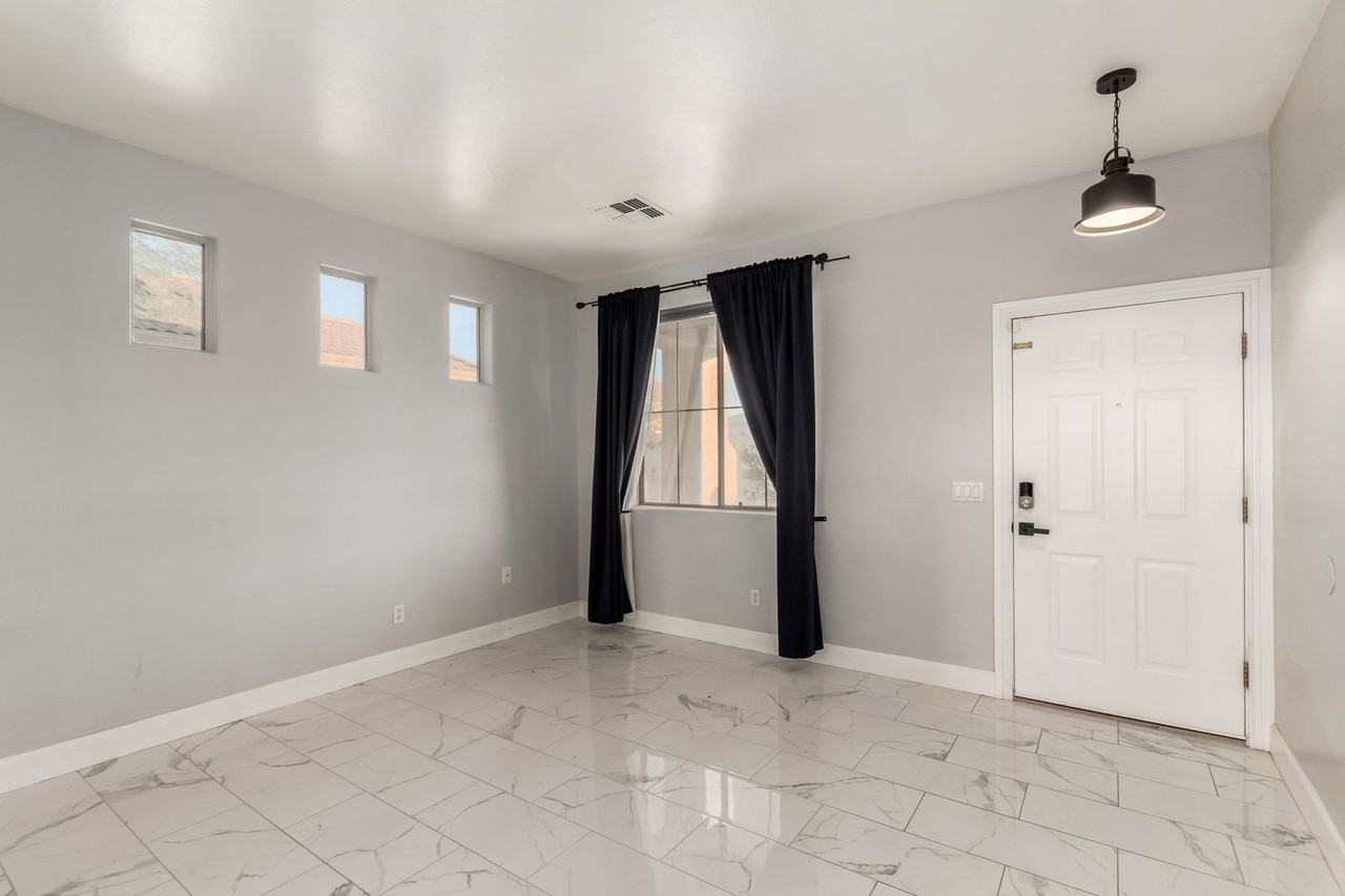 11010 W Griswold Rd - Photo 7 of 33