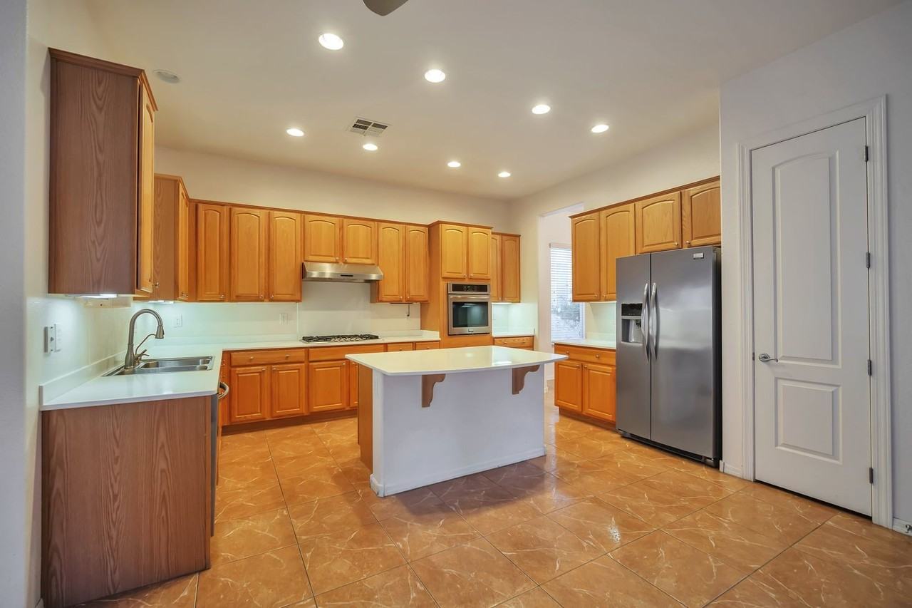 2585 Portsmouth Creek Avenue - Photo 7 of 27