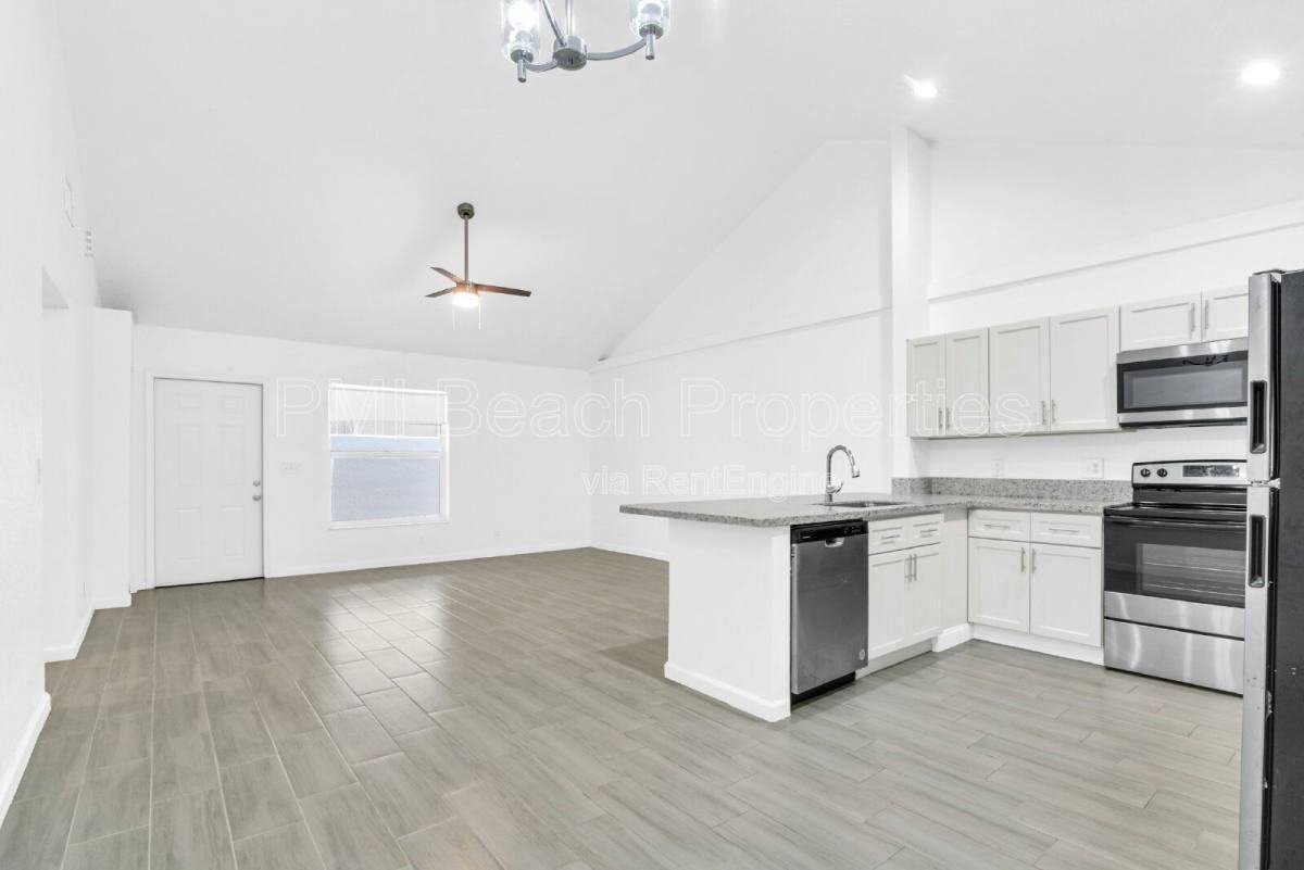 13998 Folkestone Cir - Photo 2 of 10