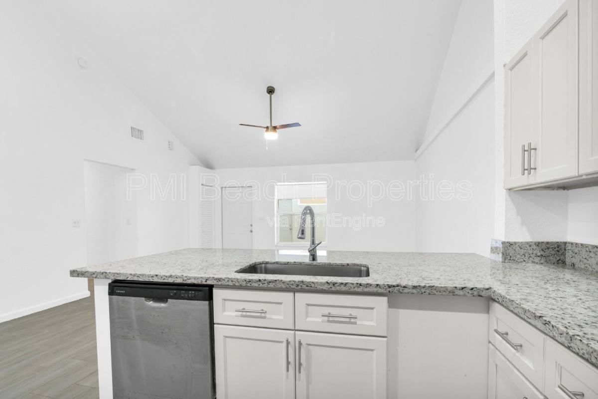 13998 Folkestone Cir - Photo 3 of 10