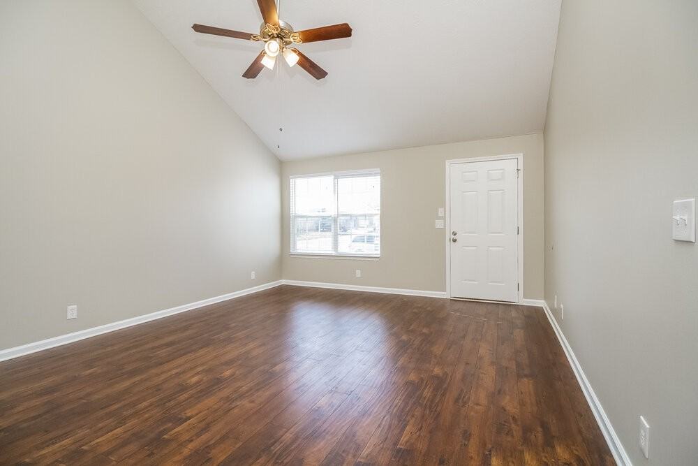 3048 Roscommon Dr - Photo 2 of 15