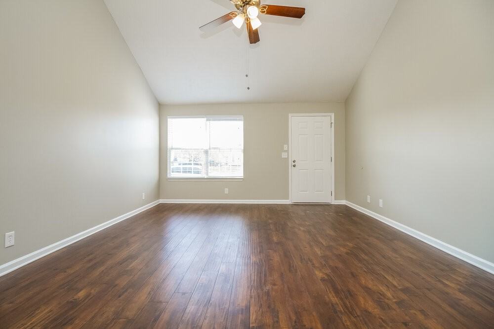 3048 Roscommon Dr - Photo 3 of 15