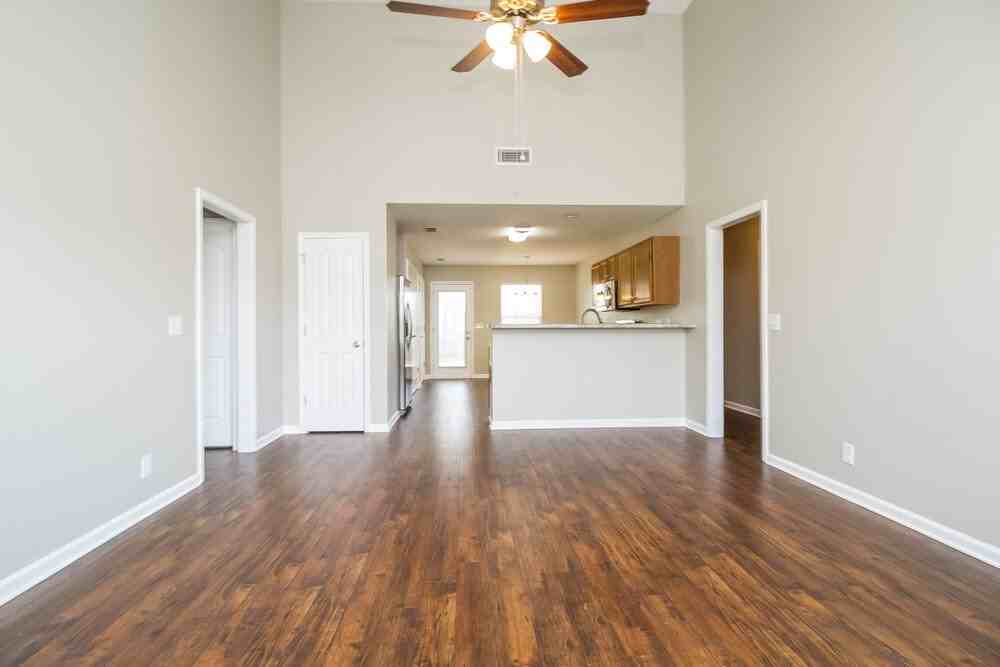 3048 Roscommon Dr - Photo 4 of 15