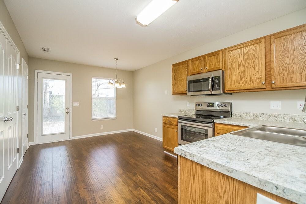 3048 Roscommon Dr - Photo 7 of 15