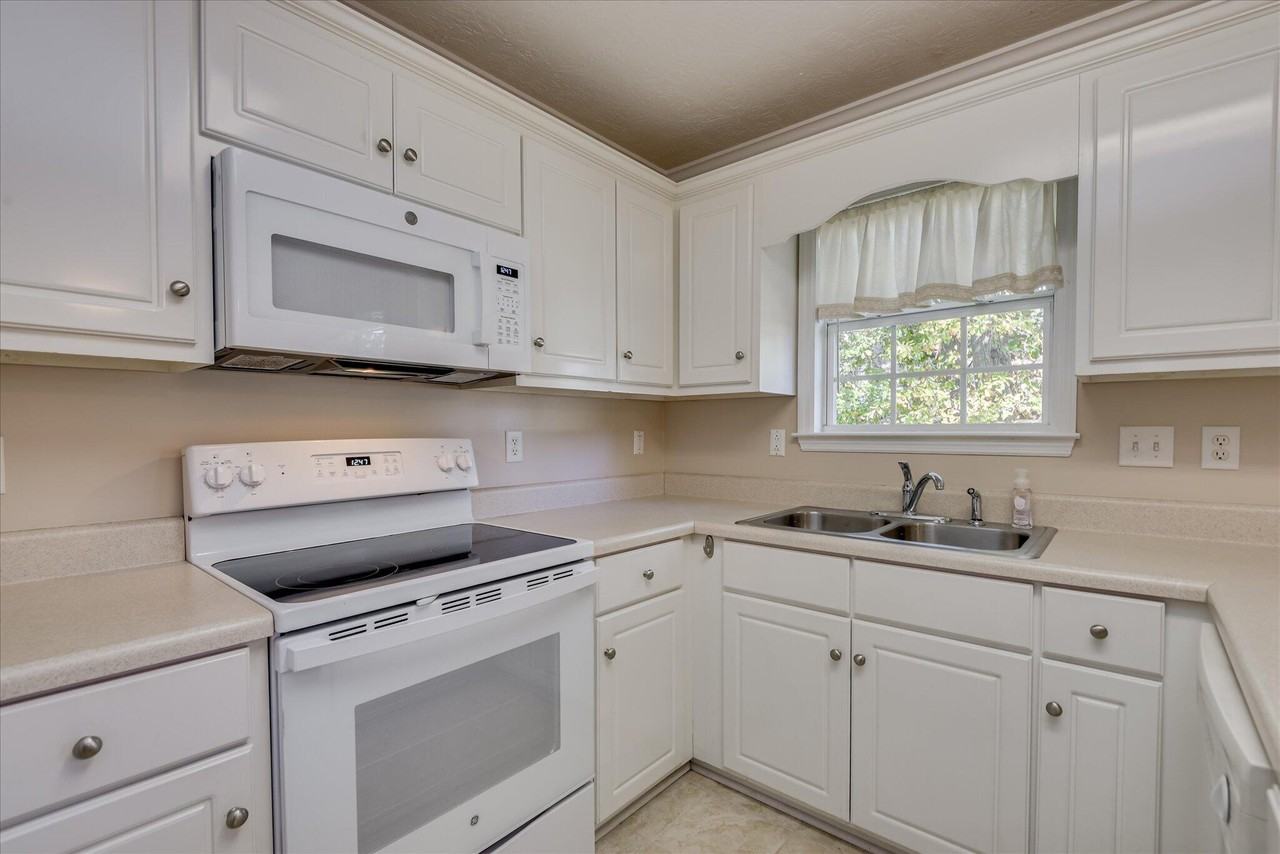 1223 Carriage Drive - Photo 6 of 30