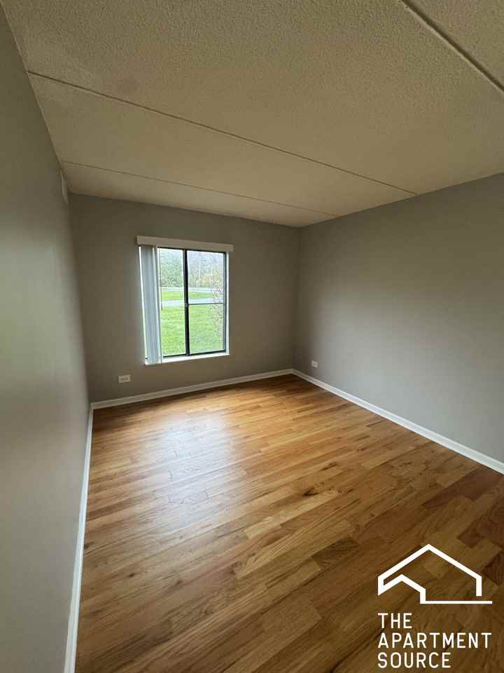 525 N Quentin Rd #204 - Photo 4 of 14