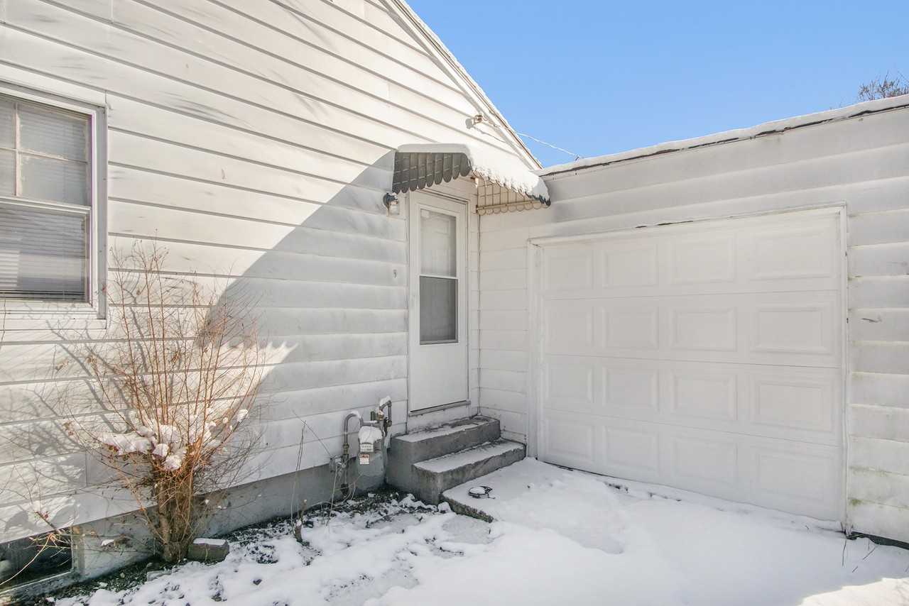 148 Burbank Ave - Photo 3 of 17