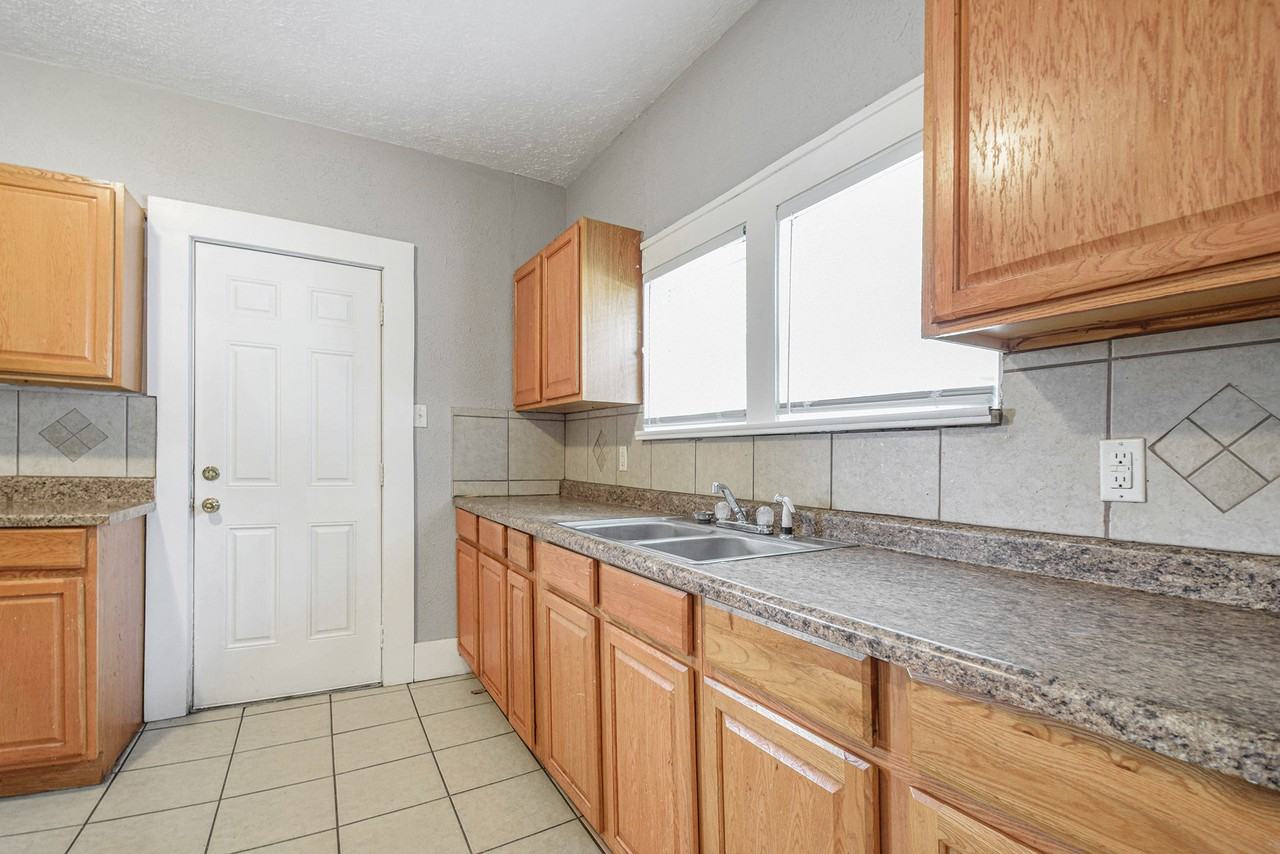 220 Harrison St - Photo 5 of 17