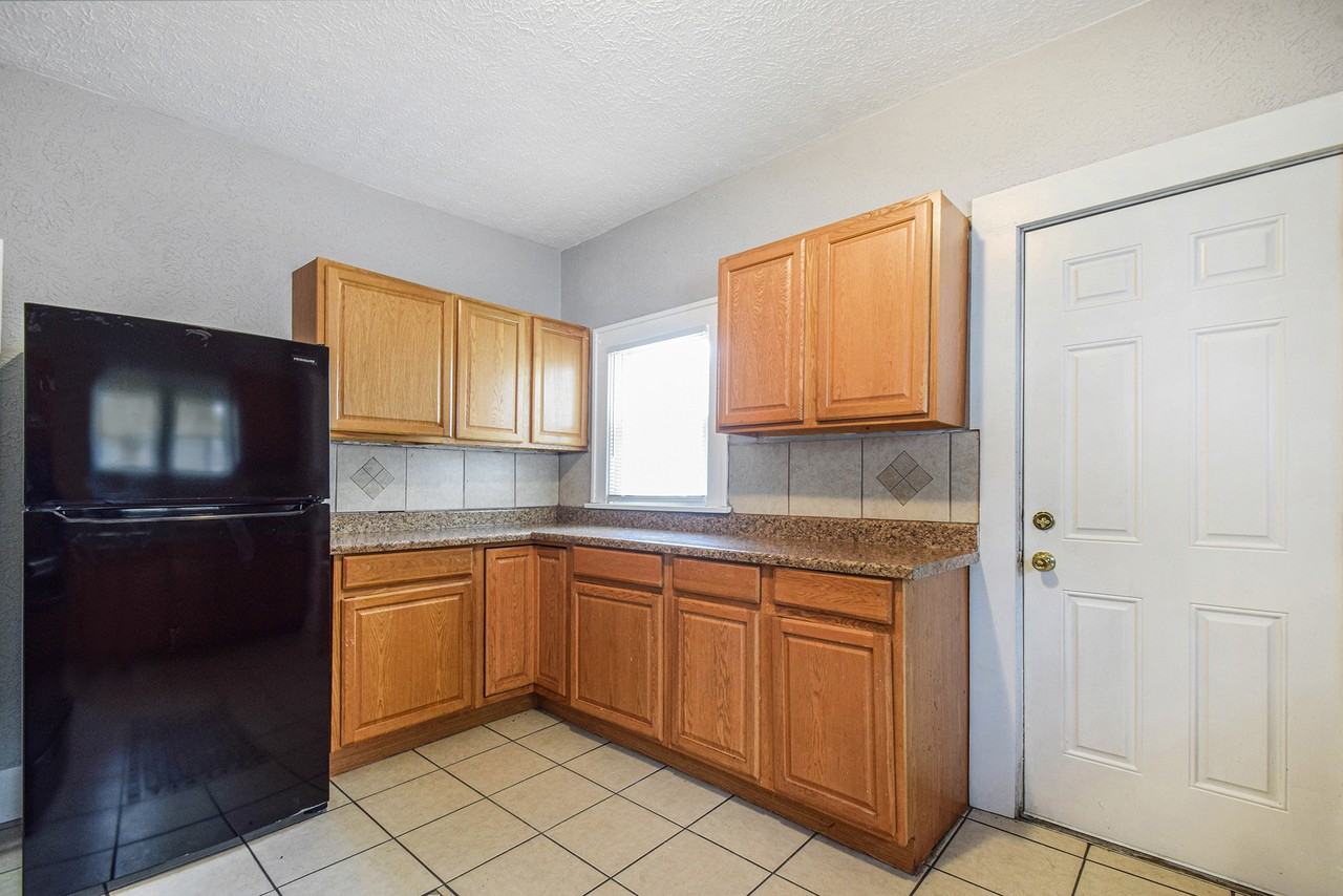 220 Harrison St - Photo 6 of 17