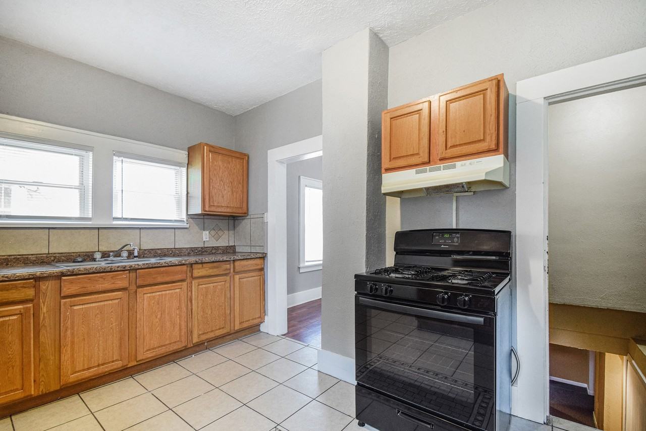 220 Harrison St - Photo 7 of 17