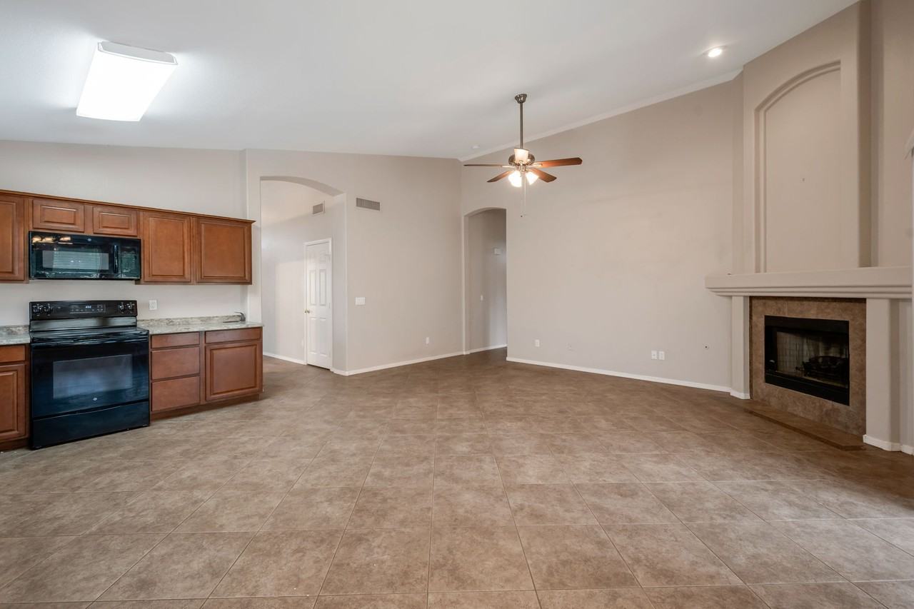 7744 E Dallas St - Photo 6 of 15