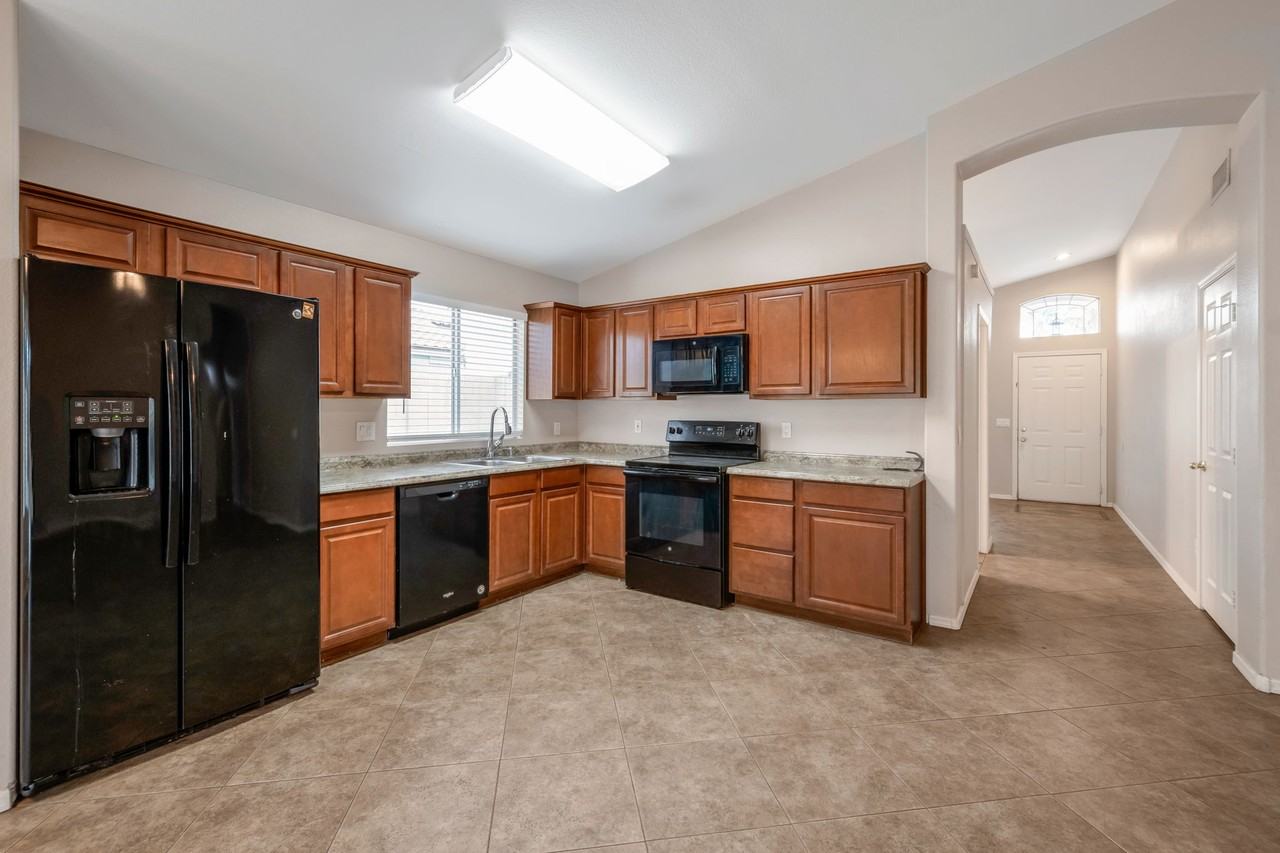 7744 E Dallas St - Photo 7 of 15